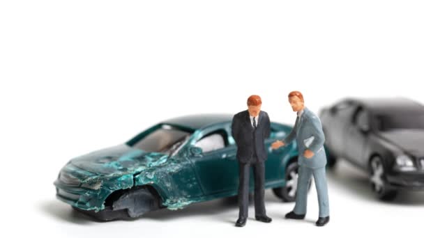 Miniatuur Mensen Ongeval Scene Auto Ongeluk Witte Achtergrond Veiligheid Rijden — Stockvideo