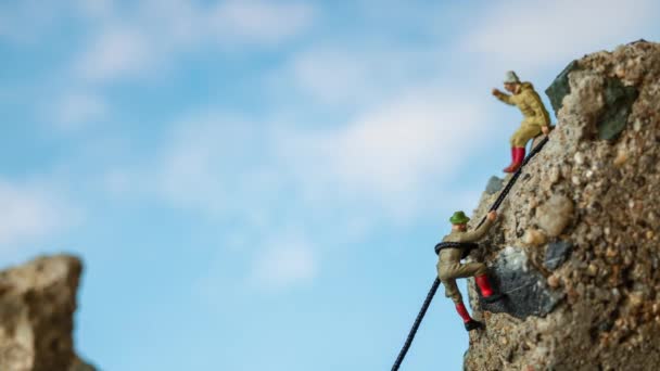 Мініатюрні Люди Туристи Піднімаються Скелю Концепція Спорту Дозвілля Відеокліп