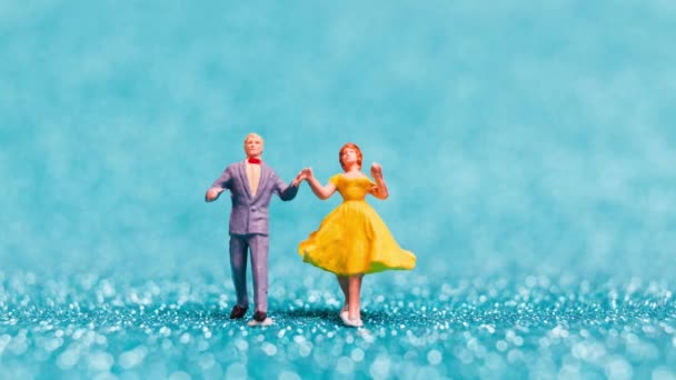 Miniaturmenschen Tanzende Paare Auf Blauem Glitzerhintergrund Valentinstag Konzept — Stockvideo