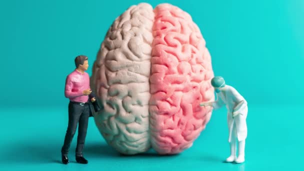 Des Personnes Miniatures Chirurgien Parlé Avec Patient Lésions Cérébrales Concept — Video
