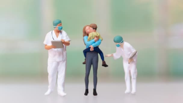 Hastanede Anne Çocuk Minyatür Insanlar Aşı Bağışıklık Takvimi Için Bekliyor — Stok video