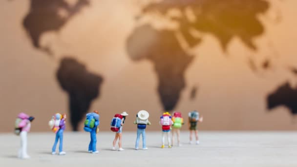 Miniatyr Personer Resenärer Världen Karta Resor Och Utforska Världen Koncept Stockvideo