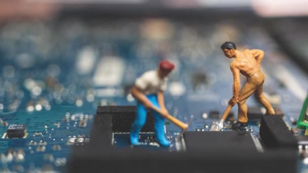 Miniatyr Personer Arbetare Team Ingenjörer Reparera Tangentbord Dator Laptop Dator — Stockvideo