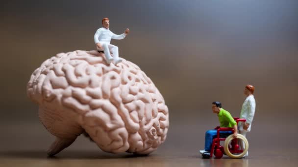 Мініатюрні Люди Хірург Розмовляв Пацієнтом Про Пошкодження Мозку Концепція Медичного Відеокліп