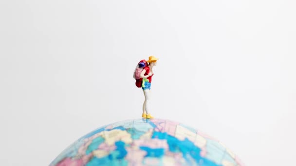 Miniatuur Mensen Cijfer Staande Wereldbol Wereldkaart Met Witte Achtergrond Kopie — Stockvideo