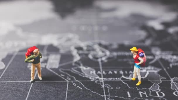 Мініатюрні Люди Рюкзаки Ходять Карті Світу Туризм Концепція Подорожей Стокове Відео 