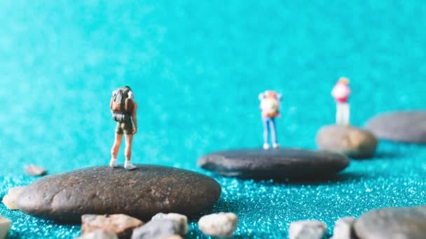 Miniaturowe Backpacker Ludzie Turystycznych Tle Niebieski Brokat — Wideo stockowe