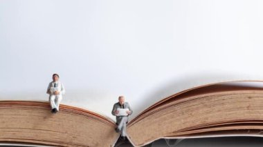 Minyatür insanlar: İşadamı eski kitap kitap okuma , Eğitim veya iş kavramı.
