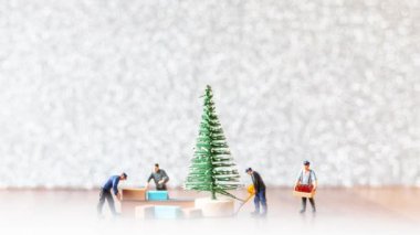 Minyatür insanlar: İşçi takımı Noel ağacı ve Noel süslemesi konseptini hazırlayın