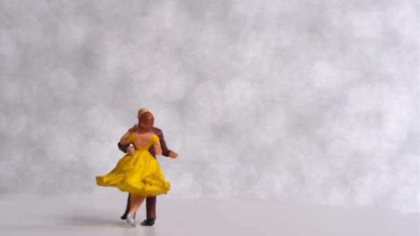 Miniature People Ζευγάρι Χορεύει Στην Πίστα Διεθνής Ημέρα Χορού Έννοια — Αρχείο Βίντεο