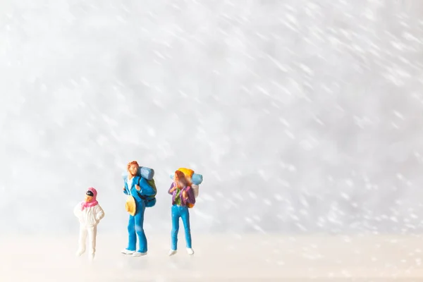 Personas Miniatura Familia Feliz Viajar Invierno Invierno Concepto Viaje — Foto de Stock