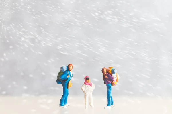 Miniaturní Lidé Happy Family Cestování Zimním Čase Winter Travel Koncept — Stock fotografie