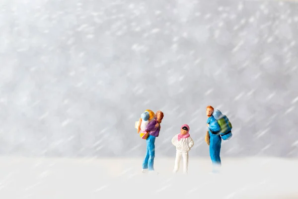 Pessoas Miniatura Família Feliz Viajar Inverno Conceito Viagem Inverno — Fotografia de Stock