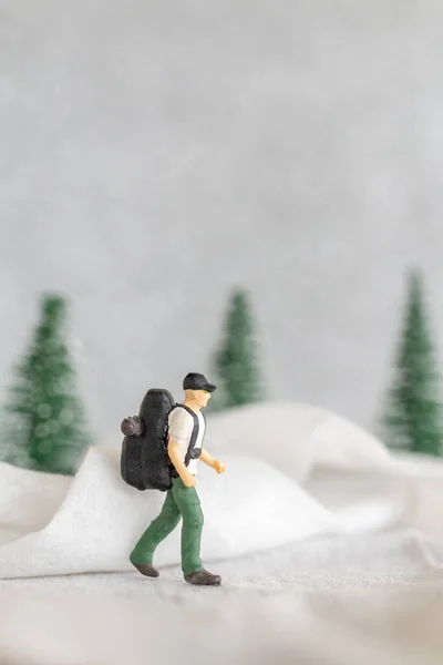 Personas Miniatura Mochilero Viajar Invierno Viajes Invierno Concepto — Foto de Stock