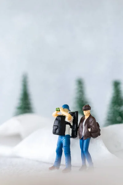 Personas Miniatura Mochilero Viajar Invierno Viajes Invierno Concepto — Foto de Stock