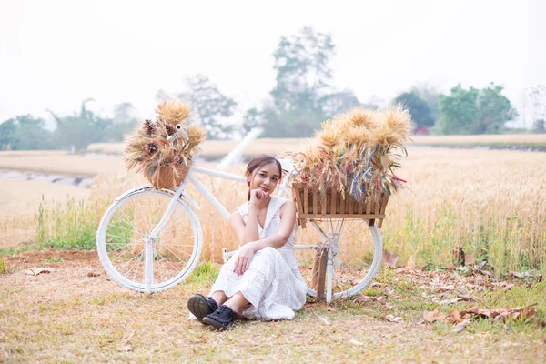 Junge Asiatische Frauen Weißen Kleidern Gerstenreisfeld Saison Goldene Farbe Der — Stockfoto