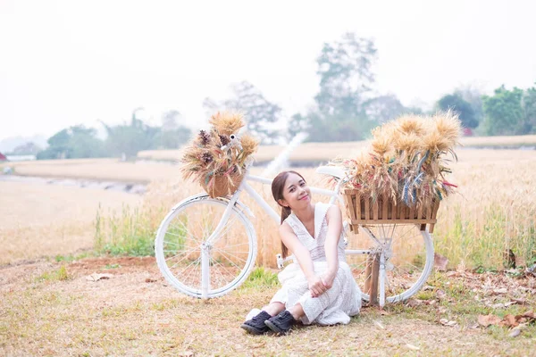Junge Asiatische Frauen Weißen Kleidern Gerstenreisfeld Saison Goldene Farbe Der — Stockfoto