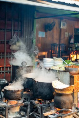 Luang PRABANG, LAOS - 27 Şubat 2023 Luang Prabang sabah pazarı ilginç ve otantik yiyecek bulmak için harika bir yer.. 