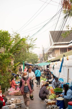 Luang PRABANG, LAOS - 27 Şubat 2023 Luang Prabang sabah pazarı ilginç ve otantik yiyecek bulmak için harika bir yer.. 