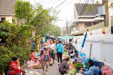 Luang PRABANG, LAOS - 27 Şubat 2023 Luang Prabang sabah pazarı ilginç ve otantik yiyecek bulmak için harika bir yer.. 