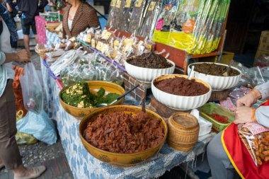 Luang PRABANG, LAOS - 27 Şubat 2023 Luang Prabang sabah pazarı ilginç ve otantik yiyecek bulmak için harika bir yer.. 