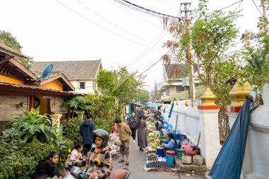 Luang PRABANG, LAOS - 27 Şubat 2023 Luang Prabang sabah pazarı ilginç ve otantik yiyecek bulmak için harika bir yer.. 