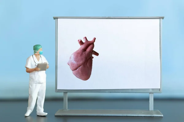 Persone Miniatura Medico Sta Diagnosticando Malattie Cardiache Sullo Schermo Concetto — Foto Stock