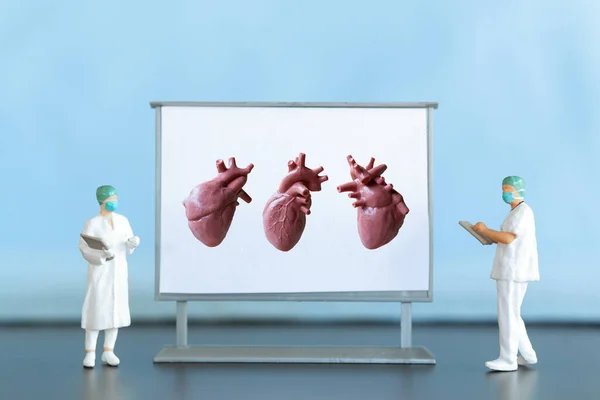 Personas Miniatura Médico Está Diagnosticando Enfermedades Cardíacas Pantalla Concepto Atención — Foto de Stock