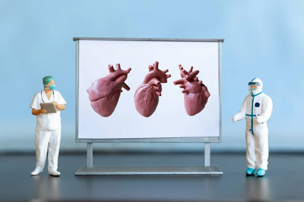 Мініатюрні Люди Лікар Діагностує Серцеві Захворювання Екрані Концепція Охорони Здоров — стокове фото