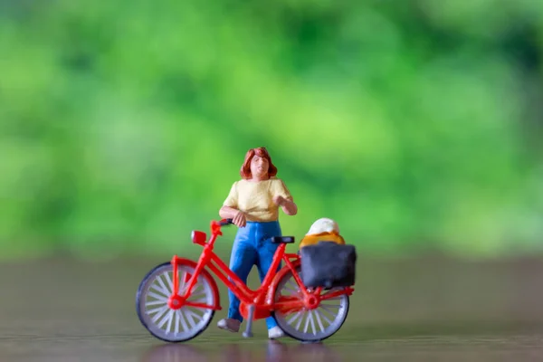 Personas Miniatura Pie Con Bicicleta Fondo Verde Concepto Del Día —  Fotos de Stock
