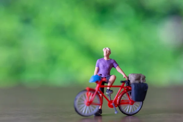 Miniaturmenschen Mit Fahrrad Und Grünem Hintergrund Konzept Zum Weltfahrradtag — Stockfoto