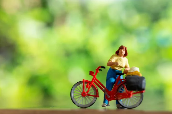 迷你人物站在自行车和绿色背景 世界自行车日的概念 — 图库照片