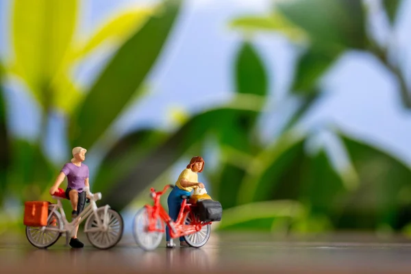 Personnes Miniatures Debout Avec Vélo Fond Vert Concept Journée Mondiale — Photo