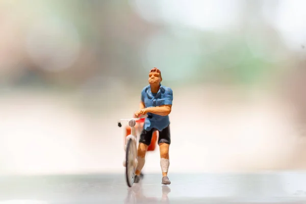 Miniatűr Emberek Álló Kerékpár Kerékpár Világnap Koncepció — Stock Fotó