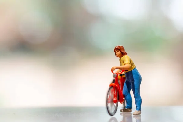 Мініатюрні Люди Стоять Велосипедом Концепція Всесвітнього Дня Велосипеда — стокове фото