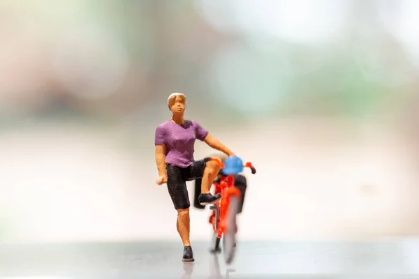 Miniaturmenschen Mit Fahrrad Konzept Zum Weltfahrradtag — Stockfoto
