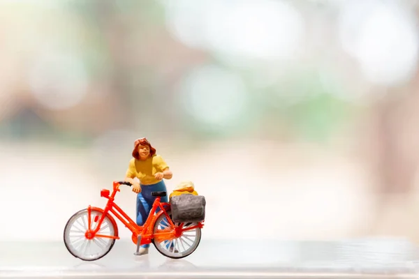 Personas Miniatura Pie Con Bicicleta Concepto Del Día Mundial Bicicleta — Foto de Stock