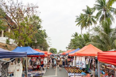 Luang Prabang, Laos - 25 Şubat 2023 Kraliyet Sarayı Müzesi yakınlarındaki renkli gece pazarı. Luang Prabang.