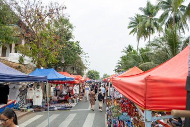 Luang Prabang, Laos - 25 Şubat 2023 Kraliyet Sarayı Müzesi yakınlarındaki renkli gece pazarı. Luang Prabang.