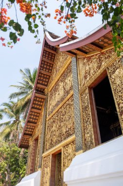 LUANG PRABANG, LAOS - 26 Şubat 2023 Wat Xieng Thong Luang Prabang 'ın en büyük tapınaklarından biridir. Büyük tarihi öneme sahip bir sembol. Yapısı 16. yüzyıla ait özelliklere sahip.