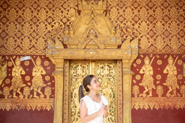Retrato Uma Mulher Asiática Wat Sene Souk Haram Luang Prabang — Fotografia de Stock
