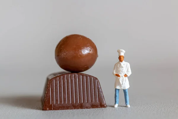 Persone Miniatura Chef Con Cioccolato Piedi Mentre Piedi Uno Sfondo — Foto Stock