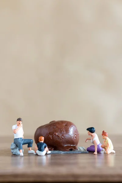 Persone Miniatura Famiglia Felice Godersi Cioccolato Giornata Mondiale Del Cioccolato — Foto Stock