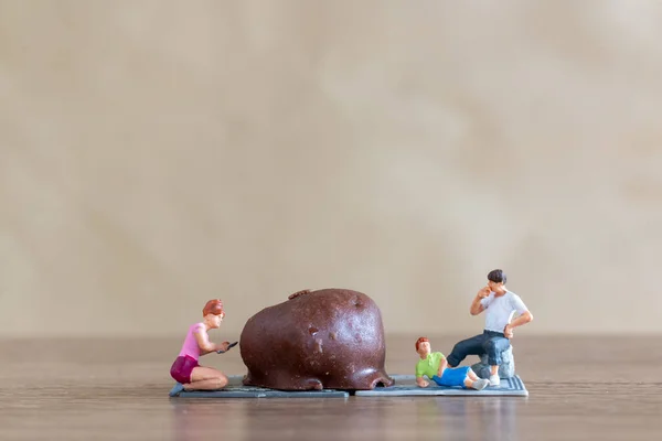 Persone Miniatura Famiglia Felice Godersi Cioccolato Giornata Mondiale Del Cioccolato — Foto Stock