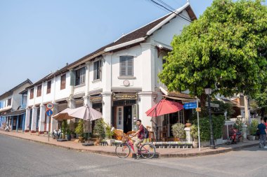 LUANG PRABANG, LAOS - 27 Şubat 2023 Eski Luang Prabang kasabası Laos 'taki UNESCO Dünya Mirasları Alanıdır. Kuzey Laos 'taki deniz seviyesinden 700 metre yüksekte.