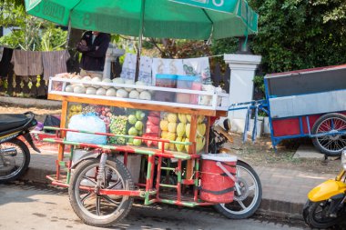 LUANG PRABANG, LAOS - 27 Şubat 2023 Eski Luang Prabang kasabası Laos 'taki UNESCO Dünya Mirasları Alanıdır. Kuzey Laos 'taki deniz seviyesinden 700 metre yüksekte.