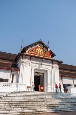 LUANG PRABANG, LAOS - 27 Şubat 2023 Eski Luang Prabang kasabası Laos 'taki UNESCO Dünya Mirasları Alanıdır. Kuzey Laos 'taki deniz seviyesinden 700 metre yüksekte.