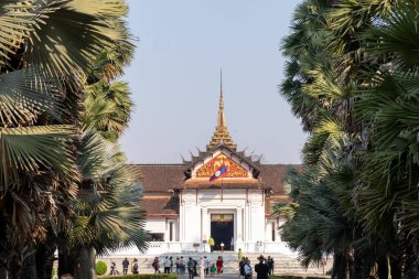 LUANG PRABANG, LAOS - 27 Şubat 2023 Eski Luang Prabang kasabası Laos 'taki UNESCO Dünya Mirasları Alanıdır. Kuzey Laos 'taki deniz seviyesinden 700 metre yüksekte.