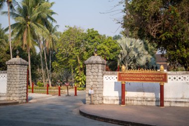 LUANG PRABANG, LAOS - 27 Şubat 2023 Eski Luang Prabang kasabası Laos 'taki UNESCO Dünya Mirasları Alanıdır. Kuzey Laos 'taki deniz seviyesinden 700 metre yüksekte.