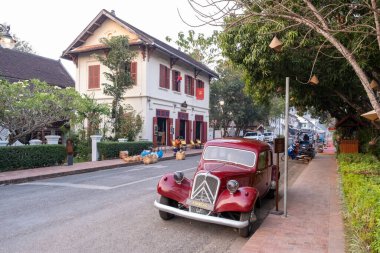 LUANG PRABANG, LAOS - 27 Şubat 2023 Eski Luang Prabang kasabası Laos 'taki UNESCO Dünya Mirasları Alanıdır. Kuzey Laos 'taki deniz seviyesinden 700 metre yüksekte.